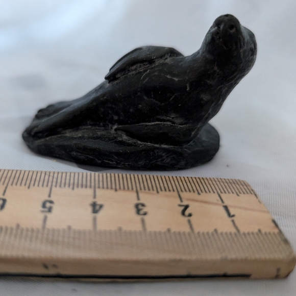 A Wolf Brand Original Hand Carved Soapstone Seal Sculpture Made In Canada - Picture 3 of 3